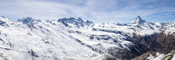 Panoramatický výhled na švýcarské Alpy a Matterhorn — Stock fotografie