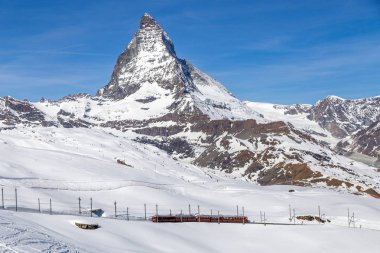 Matterhorn önüne kırmızı tren