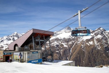 Teleferik istasyonuna İsviçre Alpleri'nde