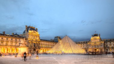 Paris 'teki Louvre Müzesi