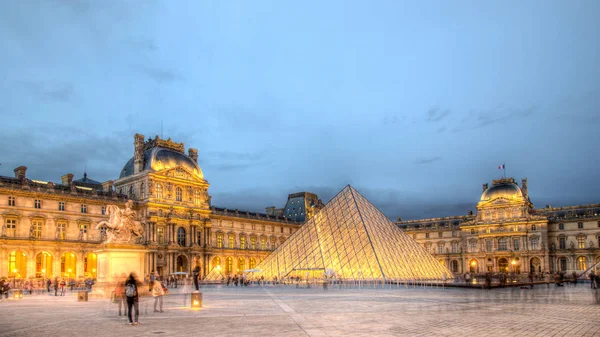 Louvre museum in Parijs — Stockfoto