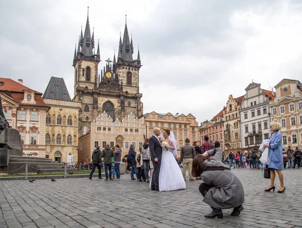 Свадебная пара в Праге — стоковое фото