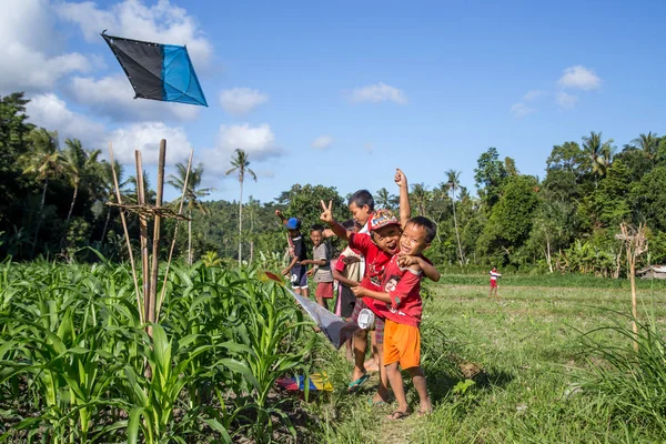 Balijskie dzieci z latawce — Zdjęcie stockowe