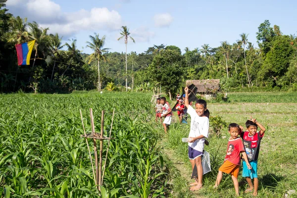 Niños balineses con cometas — Foto de Stock