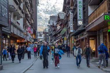 İnsanlar sokaklara Zermatt