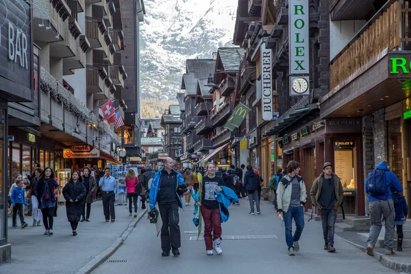 İnsanlar sokaklara Zermatt