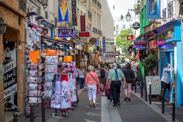 Toeristische straat in Parijs — Stockfoto