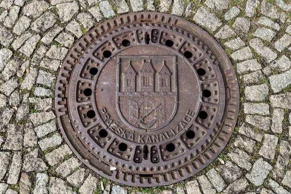 Gullydeckel in Prag — Stockfoto