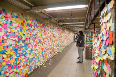 Yapışkan post-it Notlar Nyc metro istasyonu