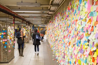 Yapışkan post-it Notlar Nyc metro istasyonu