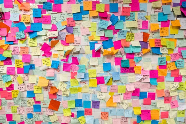 Yapışkan post-it Notlar Nyc metro istasyonu