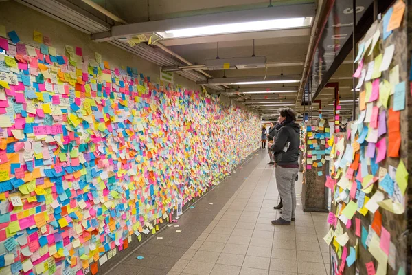 뉴욕 지하철 역에 스티커 포스트-그것 노트 — 스톡 사진