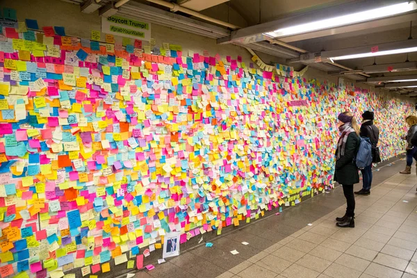 Appunti appiccicosi post-it nella stazione della metropolitana di New York — Foto Stock