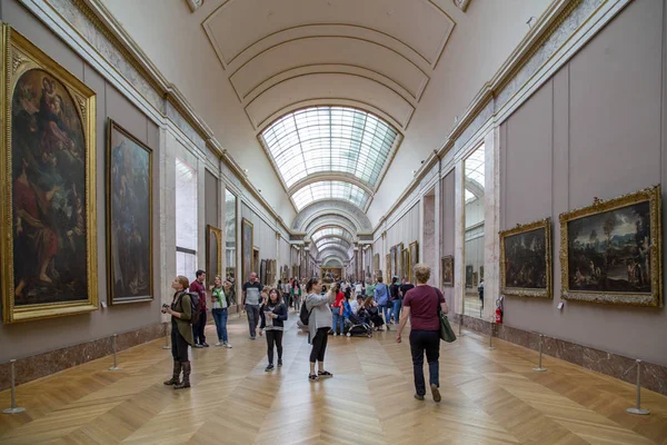 Museo del Louvre en París, Francia — Foto de Stock