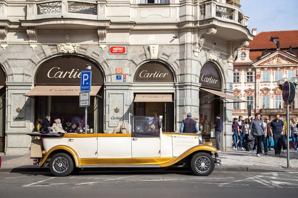 Винтажный автомобиль в Праге — стоковое фото