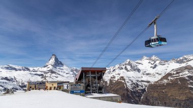 Teleferik istasyonuna İsviçre Alpleri'nde