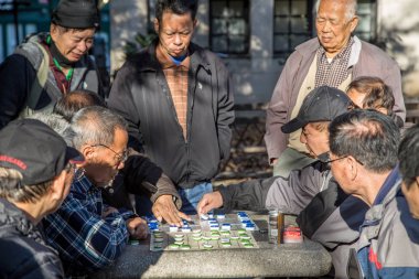 Çinli erkekler masa oyunu oynamak