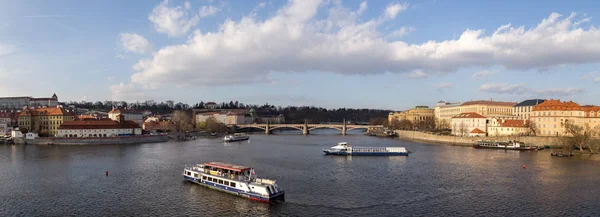 Panoramautsikt över floden Moldau, Prag — Stockfoto