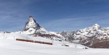 Matterhorn önüne kırmızı tren