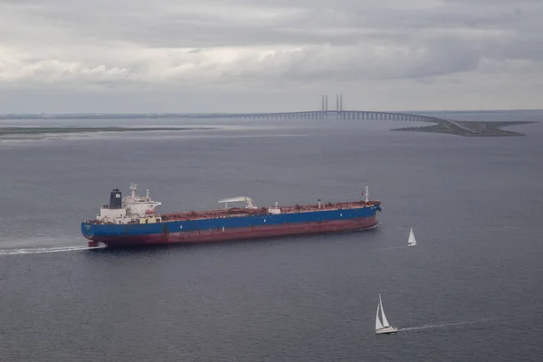 Cargo Ship et Oresund Bridge — Photo