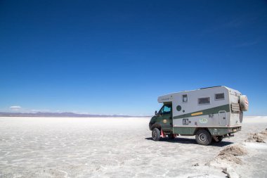 Salar de Uyuni 'de bir karavan.