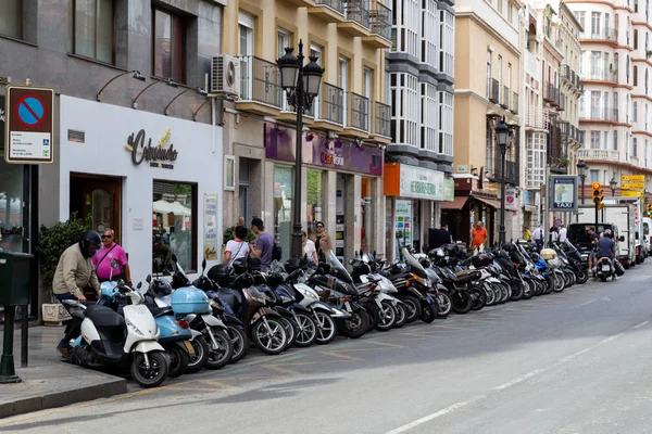 Scooter Parkering på gatorna i Malaga, Spanien — Stockfoto