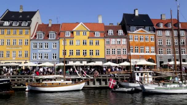 De beroemde wijk Nyhavn in Kopenhagen, Denemarken — Stockvideo