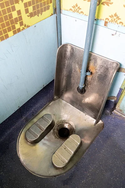 Toilettes dans le train indien — Photo