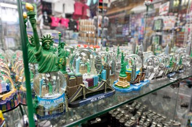 Manhattan, NYC 'de Bir Hediyelik Eşya Dükkanında Turist Hediyeleri
