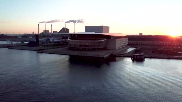 Opera w Kopenhadze o wschodzie słońca — Wideo stockowe