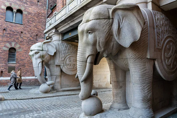 코펜하겐의 칼스버그 양조장에 있는 코끼리 문 — 스톡 사진