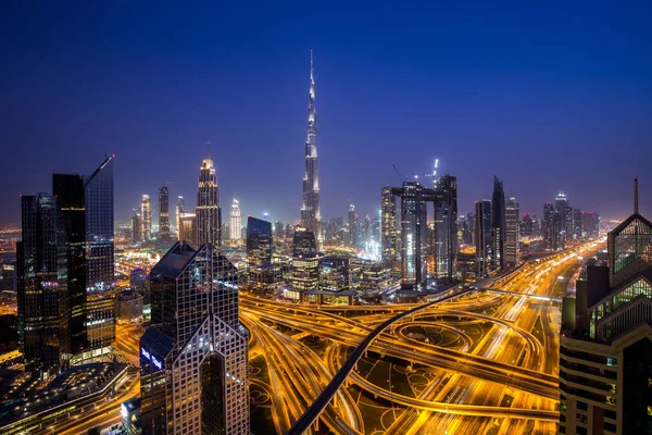 Bela vista noturna do Dubai Skyline — Fotografia de Stock