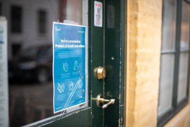 Restoranın kapısında Coronavirus Bilgi İşareti