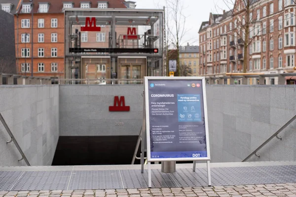 Señal de información sobre el Coronavirus en la estación de metro de Copenhague, Dinamarca — Foto de Stock