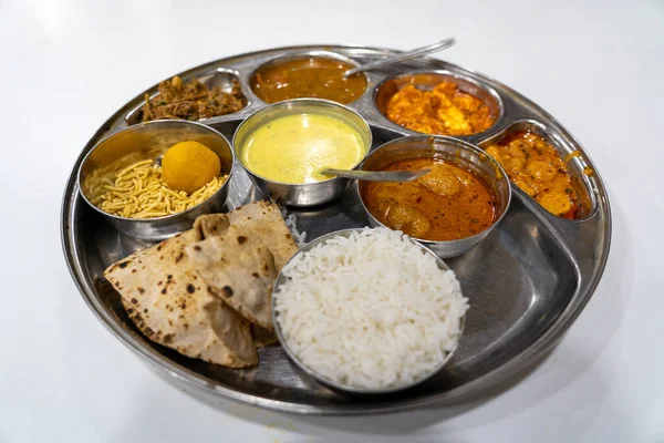 Typowe indyjskie jedzenie - thali rajasthani — Zdjęcie stockowe