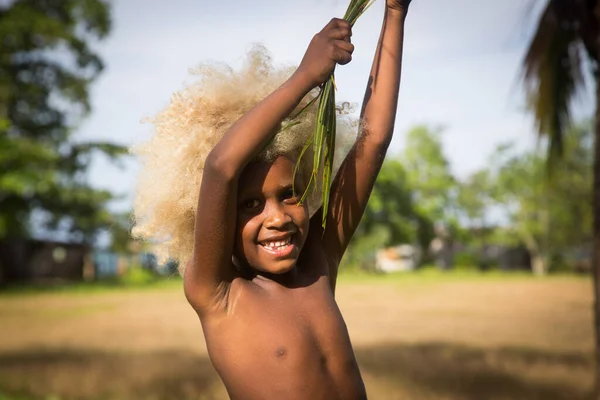 Ilhas Salomão menino com cabelo loiro e pele colorida — Fotografia de Stock