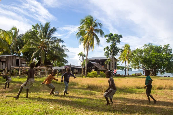 Crianças jogando futebol na aldeia locall, Ilhas Salomão — Fotografia de Stock