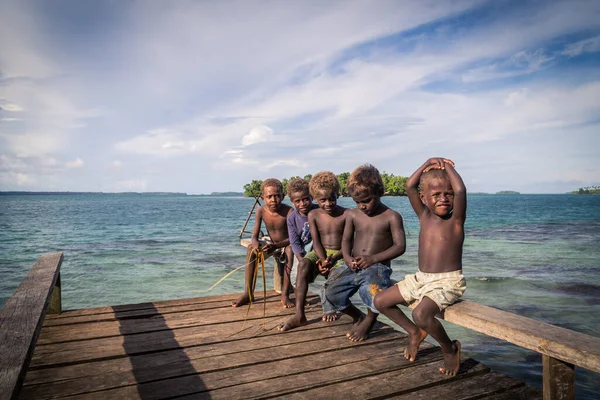 Grupo de niños sentados en el muelle de madera, Islas Salomón —  Fotos de Stock