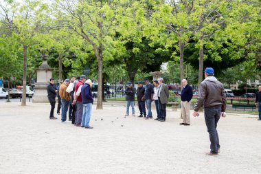 Paris, Fransa 'da Petanque oynayan adamlar