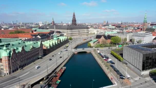 Christiansborg Palace και Borsen στην Κοπεγχάγη, Δανία — Αρχείο Βίντεο