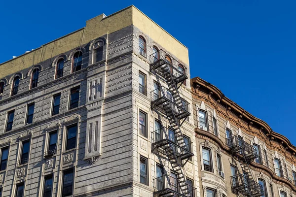 Edifícios com escape de incêndio em Manhattan, NYC — Fotografia de Stock