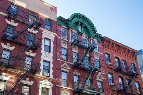 Edifícios com escape de incêndio em Manhattan, NYC — Fotografia de Stock