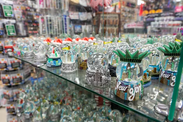 Toeristische souvenirs in een cadeauwinkel in Manhattan, NYC — Stockfoto