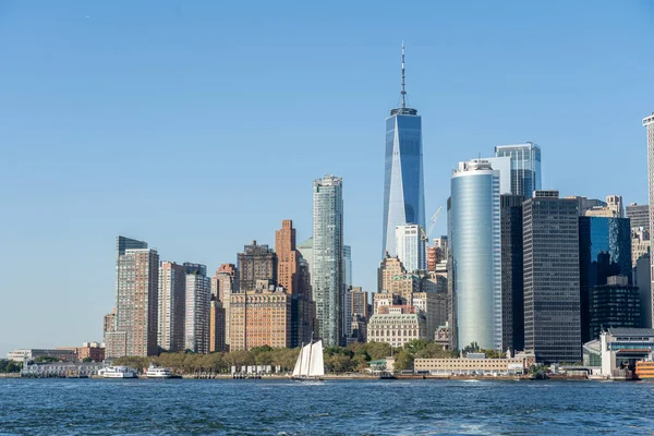 Segelbåt och nedre Manhattan Skyline — Stockfoto