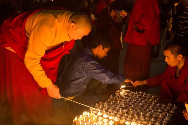 Pilger zünden Kerzen an der Boudhanath Stupa an — Stockfoto