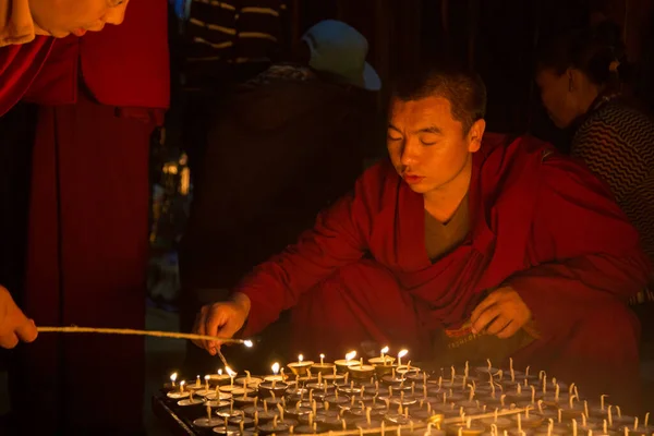 在Boudhanath Stupa点燃蜡烛的朝圣者 — 图库照片