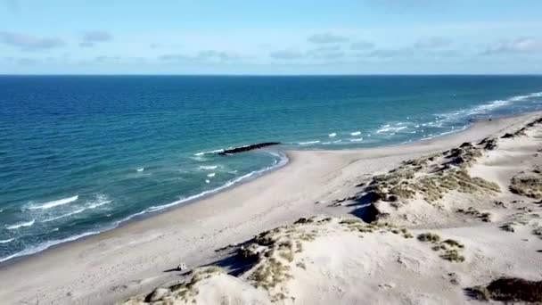 Breakwater vid Liseleje Beach, Danmark — Stockvideo