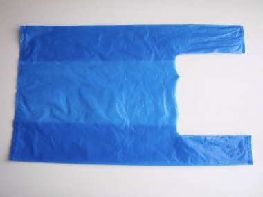 Beyaz zemin üzerine mavi plastik torba