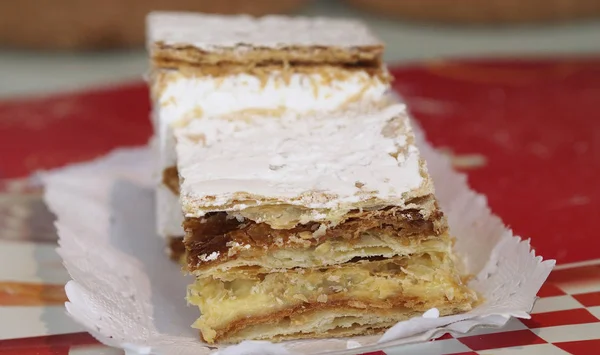 Bir tabak içinde yağlı kek