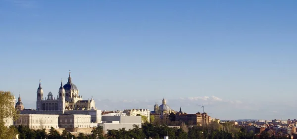 Pałac Królewski i Katedra Almudena w Madrycie — Zdjęcie stockowe